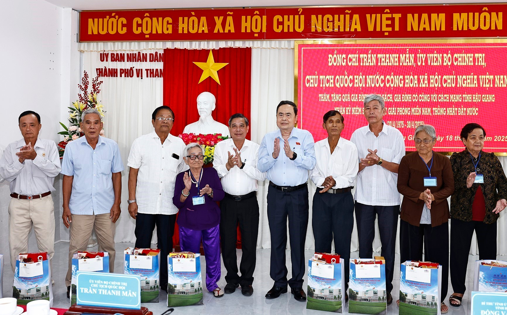 Chủ tịch Quốc hội Trần Thanh Mẫn thăm, tặng quà 50 gia đình chính sách, người có công với cách mạng. (Ảnh: Doãn Tấn/TTXVN)