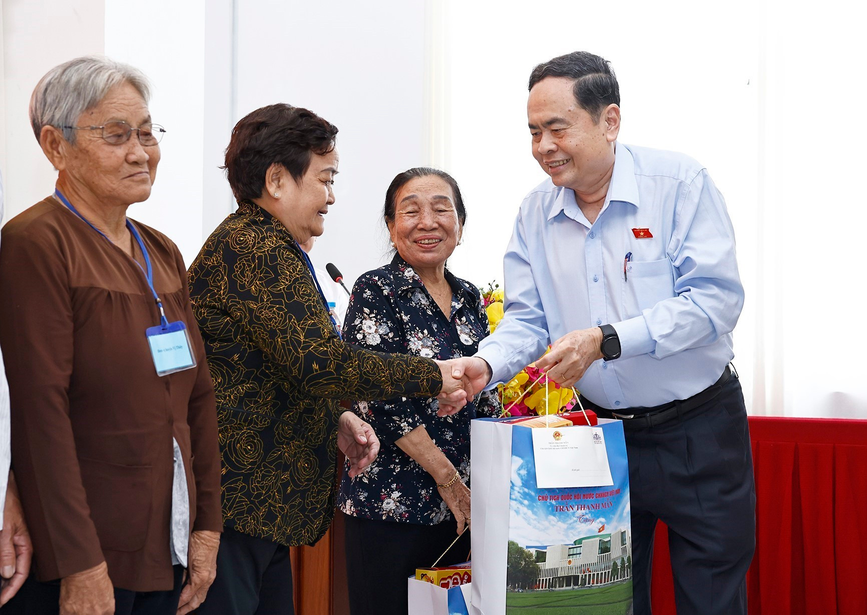 Chủ tịch Quốc hội Trần Thanh Mẫn thăm, tặng quà 50 gia đình chính sách, người có công với cách mạng. (Ảnh: Doãn Tấn/TTXVN)