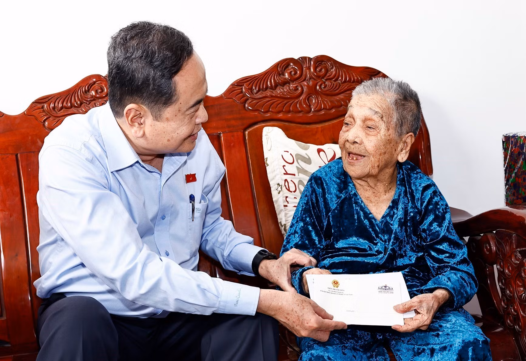 Chủ tịch Quốc hội Trần Thanh Mẫn thăm, tặng quà Mẹ Việt Nam Anh hùng Nguyễn Thị Kim Hoa. (Ảnh: Doãn Tấn/TTXVN)