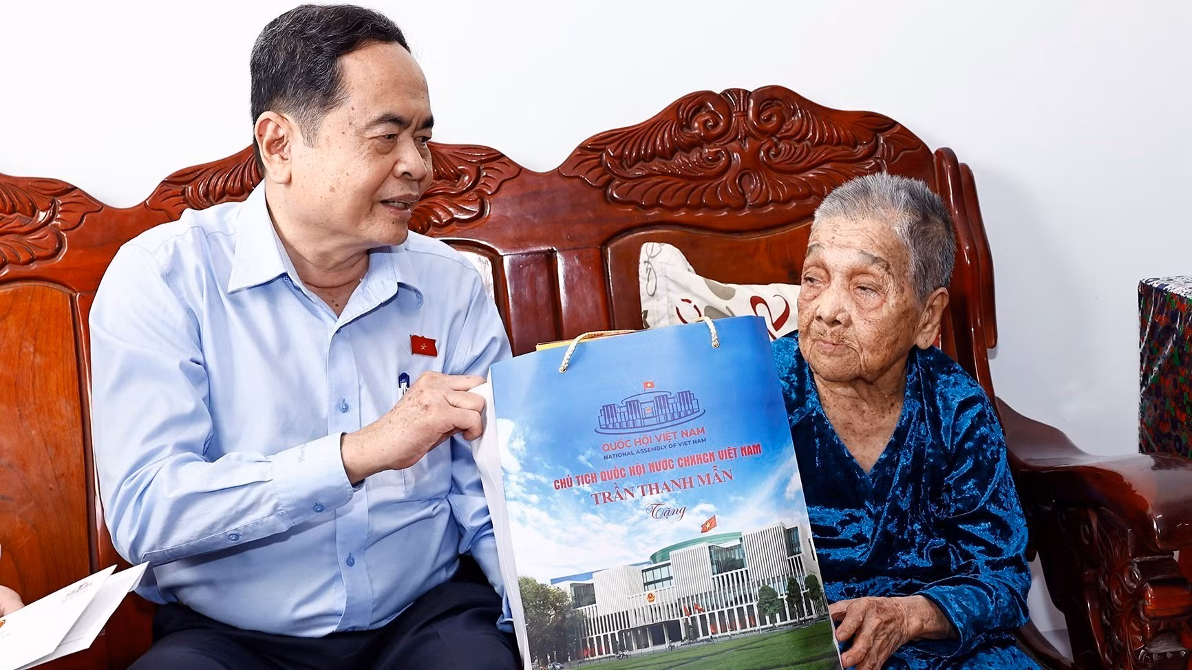 Chủ tịch Quốc hội Trần Thanh Mẫn thăm, tặng quà Mẹ Việt Nam Anh hùng Nguyễn Thị Kim Hoa. (Ảnh: Doãn Tấn/TTXVN)