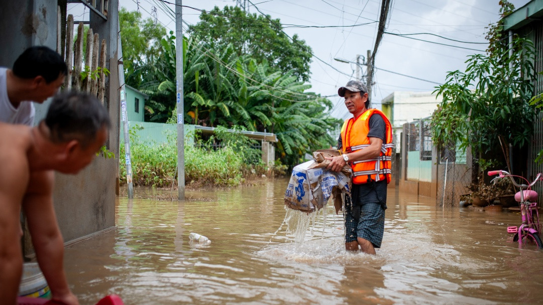 Ứng trực làm nhiệm vụ cứu trợ trong những ngày mưa lớn, anh Lê Văn Hoàng, 45 tuổi, ngụ tại đây, cũng phải tham gia dọn dẹp đường phố trong sáng nay. Chỉ tay về phía cuối hẻm, anh Hoàng nói: “Chỗ này hôm qua là hắn ngập khoảng nửa mét, còn mà càng đi xuống phía dưới kia là càng ngập nặng nữa, ngập hơn đầu. Mấy hộ dưới kia là phải di tản hết”.