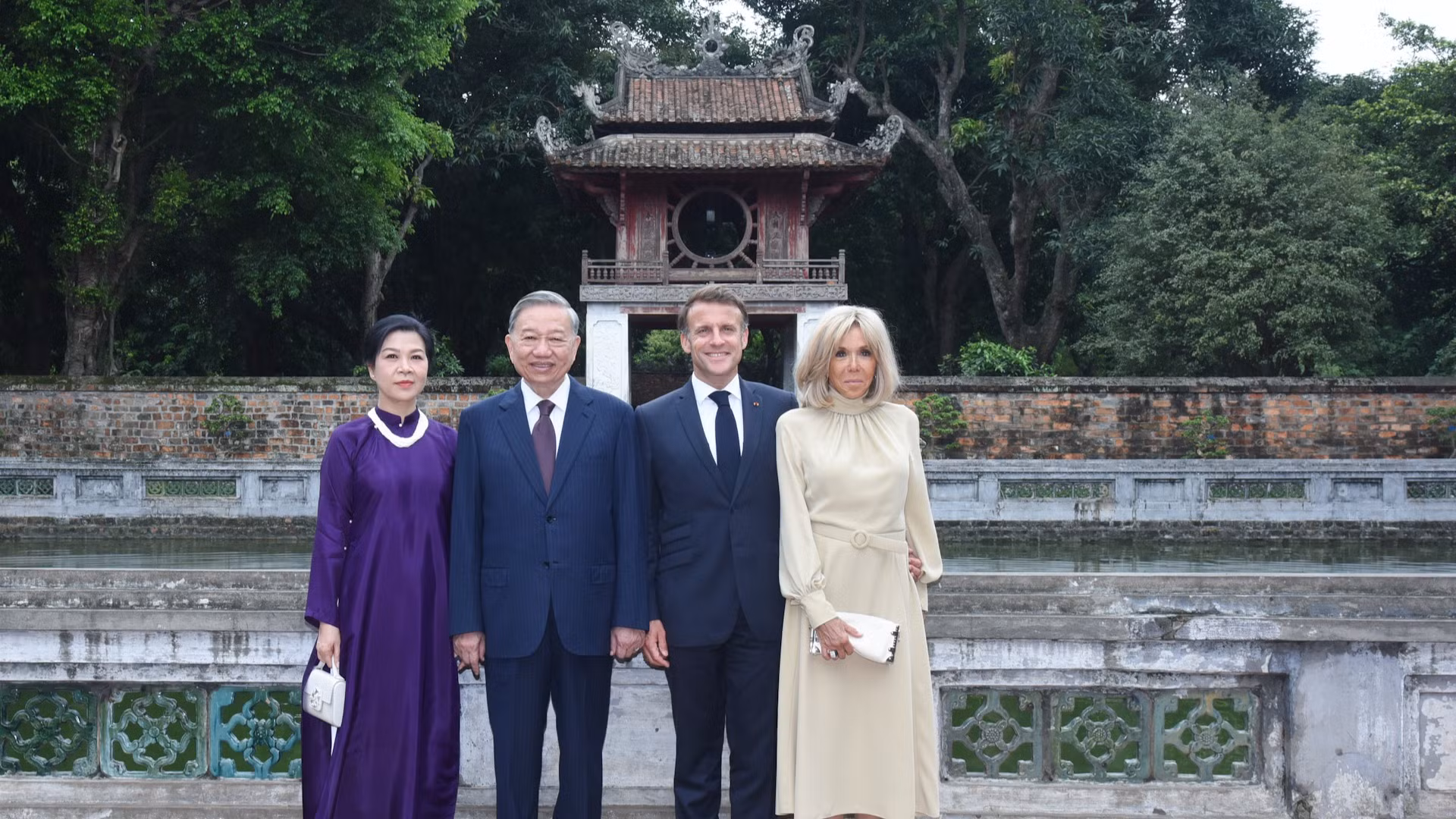 Tổng Bí thư Tô Lâm và Phu nhân Ngô Phương Ly cùng Tổng thống Emmanuel Macron và Phu nhân Brigitte Macron bên Giếng Thiên Quang (tức giếng ánh sáng trời) nằm chính giữa khu vườn bia Tiến sĩ. 