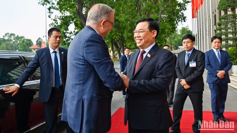 Chủ tịch Quốc hội Vương Đình Huệ nồng nhiệt chào đón Thủ tướng Australia Anthony Albanese.