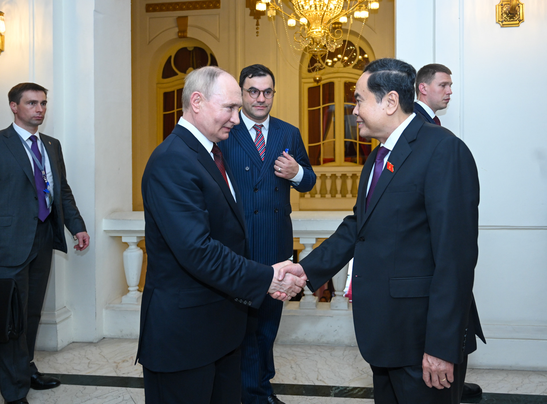 Chủ tịch Quốc hội Trần Thanh Mẫn đón Tổng thống Liên bang Nga Vladimir Putin.