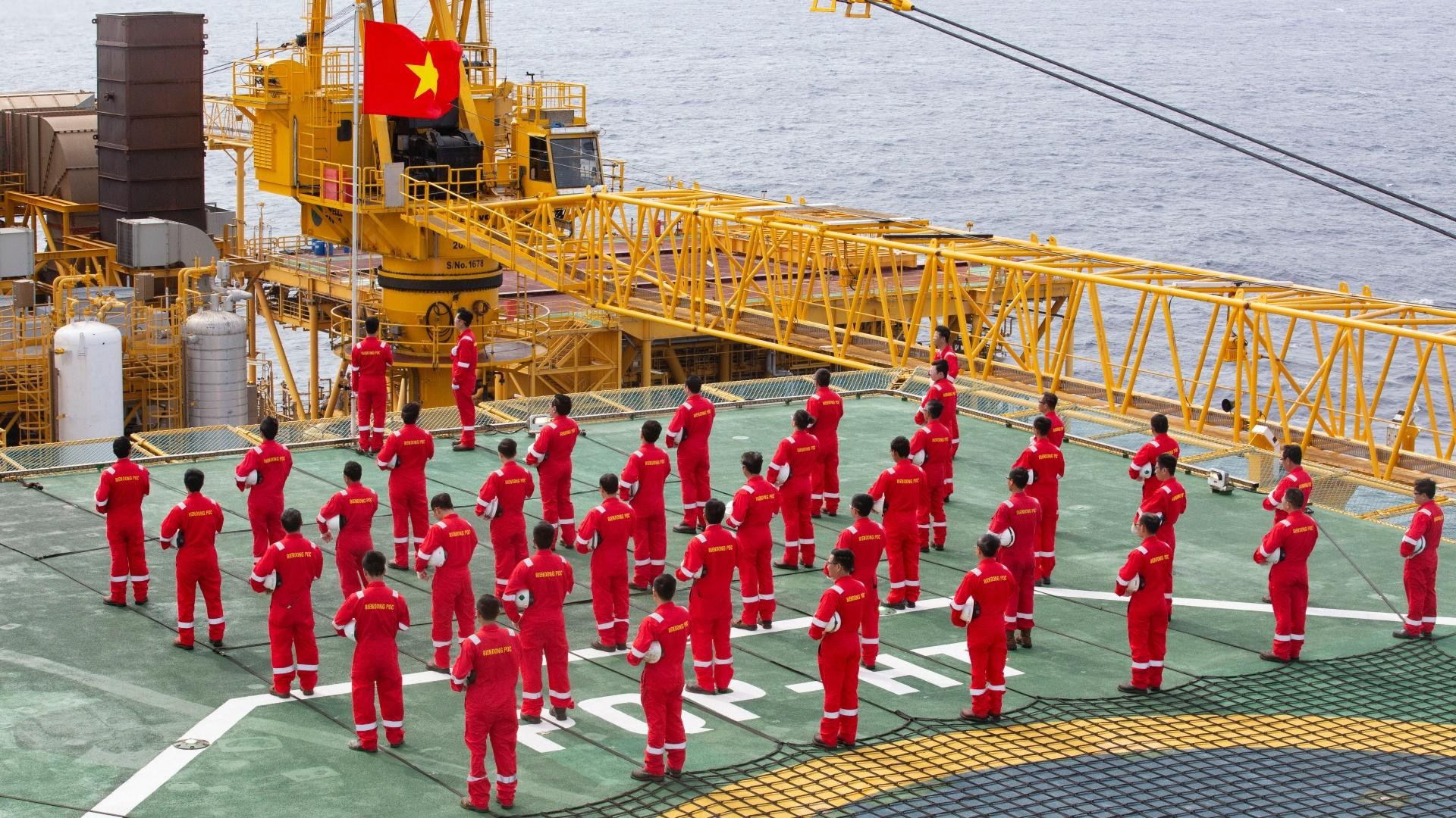 Giàn trưởng Đoàn Mai Lâm nói nhiều năm qua, đây đã là một nghi thức không thể thiếu khi bắt đầu một tuần mới của cán bộ, công nhân viên, người lao động trên giàn khoan.