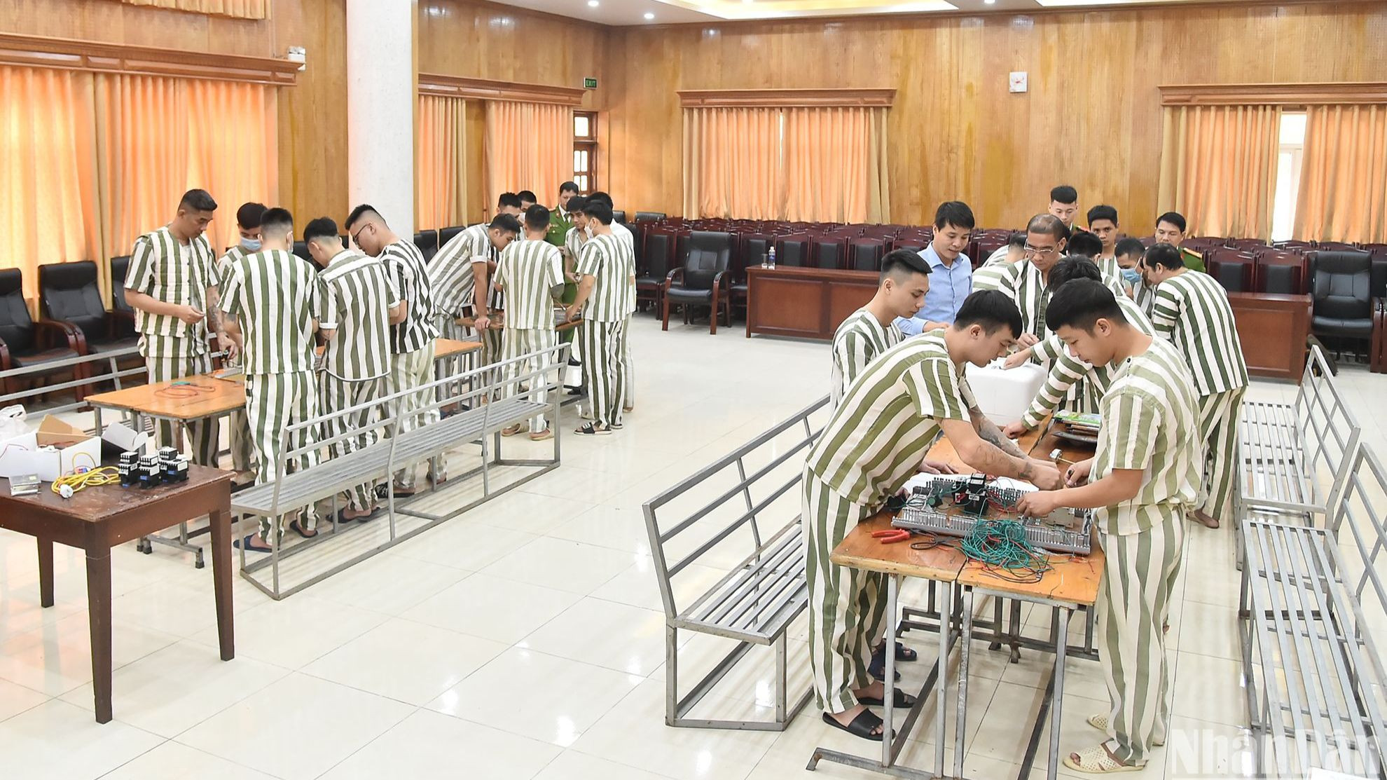 Để chuẩn bị công tác tái hòa nhập cho phạm nhân, Trại tạm giam số 1 Công an thành Phố Hà Nội hợp tác với Trường cao đẳng Điện tử-Điện lạnh Hà Nội tổ chức lớp học nghề điện dân dụng đối với người đang chấp hành án phạt tù tại cơ sở (Ảnh: Thủy Nguyên)