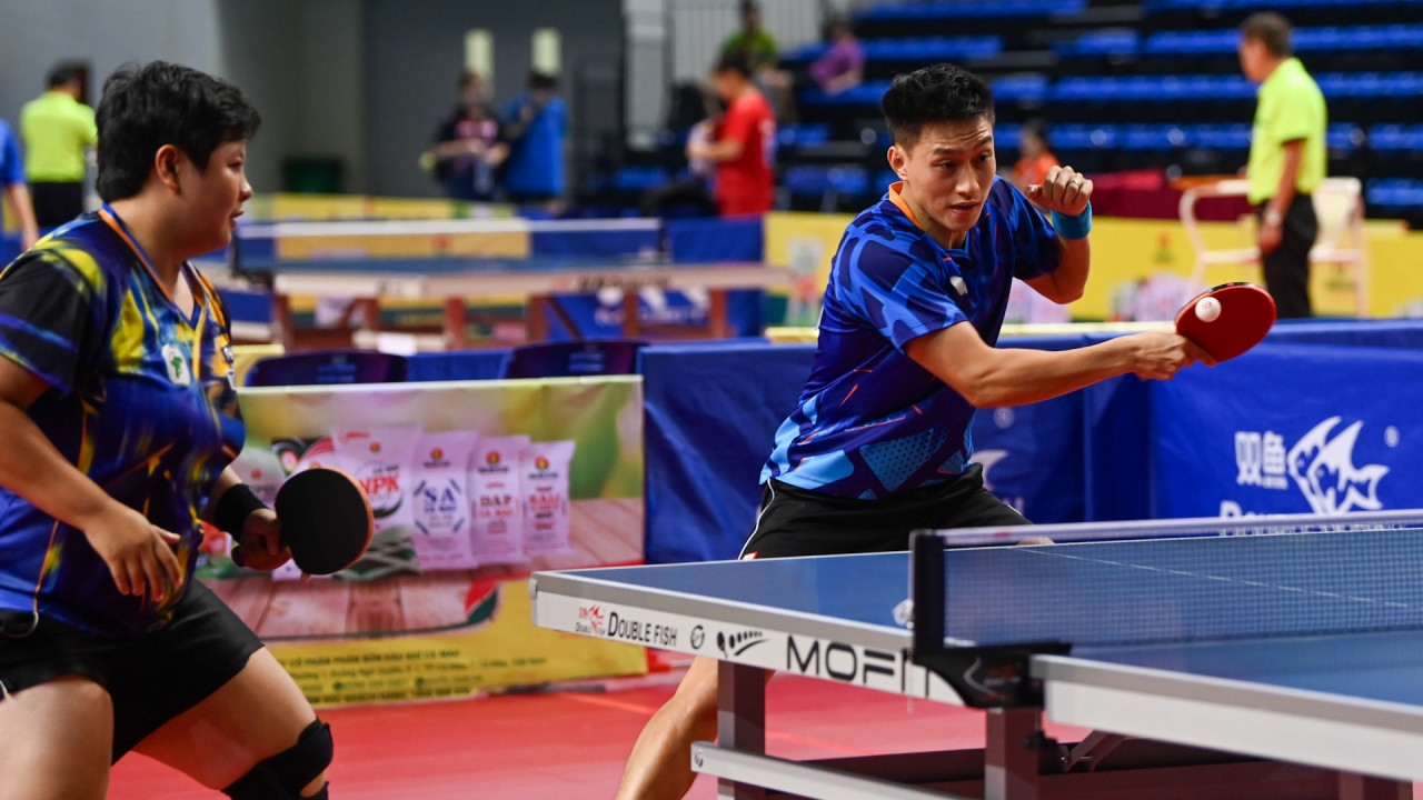 Dứt điểm chính xác, ghi điểm trong những pha bóng quyết định, cặp đôi Tú-Trang vượt lên dẫn trước sau hai séc đầu tiên với tỷ số 2-0 (11-8, 11-8).