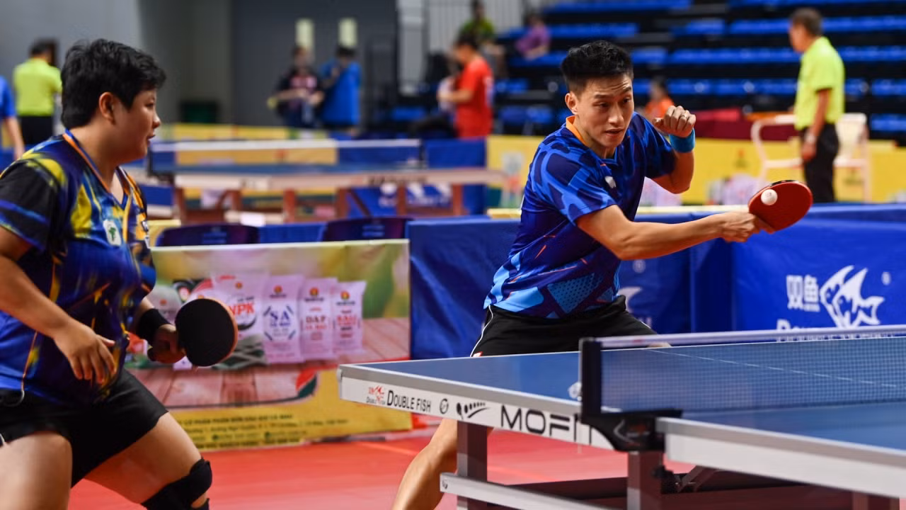 Dứt điểm chính xác, ghi điểm trong những pha bóng quyết định, cặp đôi Tú-Trang vượt lên dẫn trước sau hai séc đầu tiên với tỷ số 2-0 (11-8, 11-8).