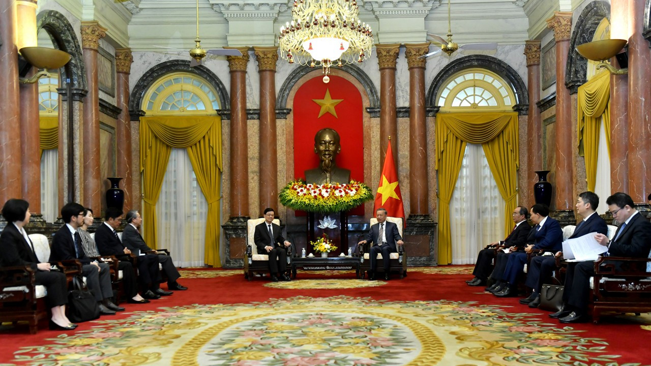 Quang cảnh buổi tiếp Trưởng Khu hành chính đặc biệt Hồng Kông (Trung Quốc) Lý Gia Siêu tại Phủ Chủ tịch.