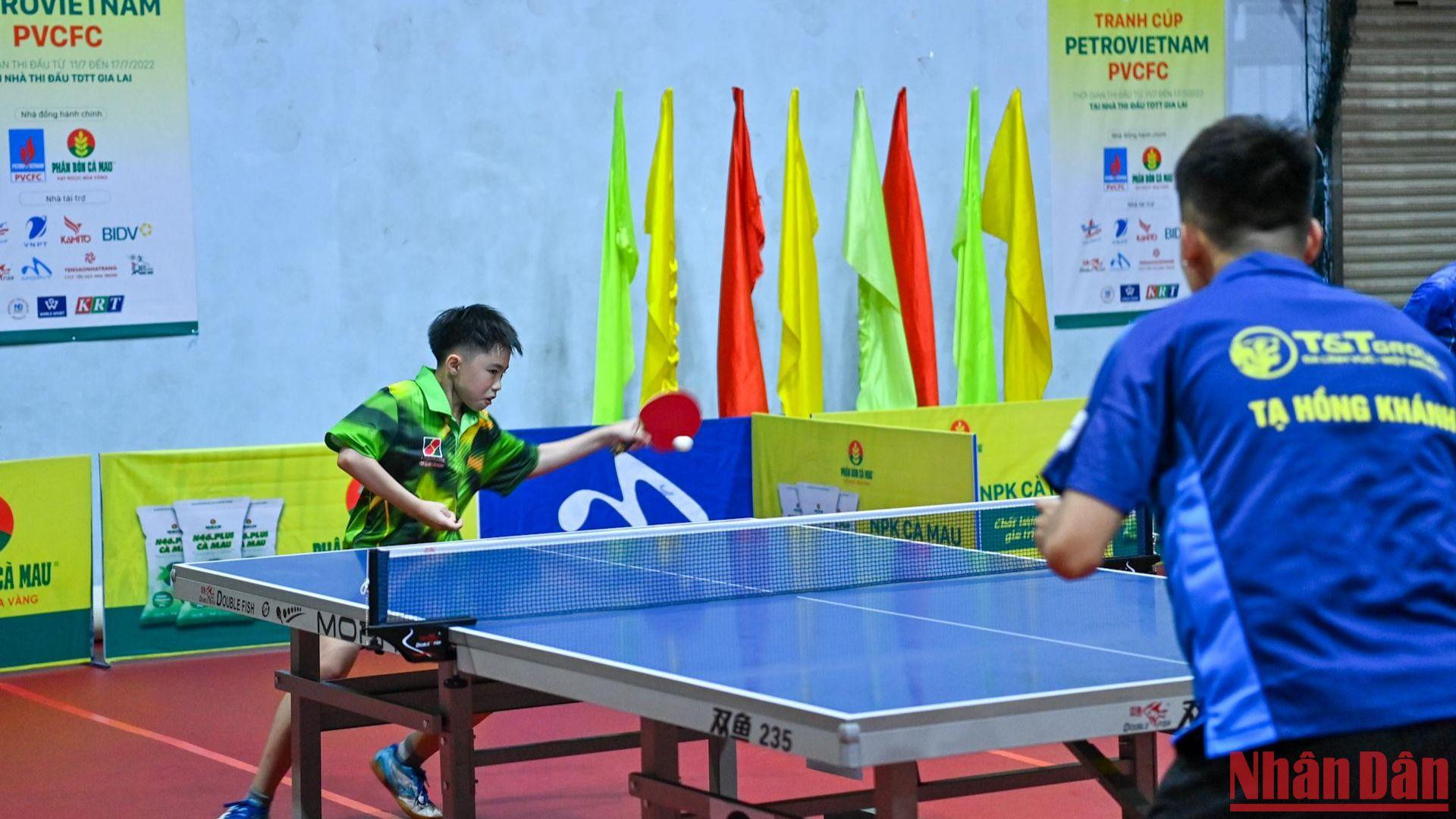 Dù tay cầm vợt chỉ qua khỏi mặt bàn một chút, tuổi đời chưa bằng tuổi nghề nhiều đối thủ nhưng Gia Huy đã thi đấu chững chạc, tự tin trước nhiều đàn anh.