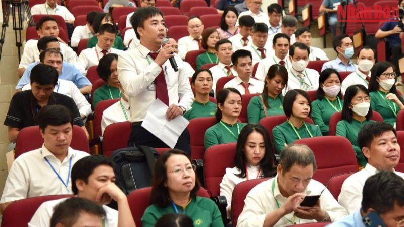 Các nhà khoa học của Học viện báo cáo Thủ tướng về các đề tài khoa học đã nghiên cứu thành công.