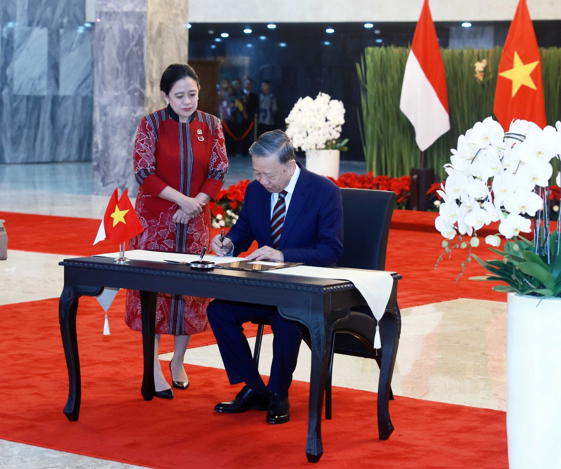 Tổng Bí thư Tô Lâm ghi lưu bút. (Ảnh: Thống Nhất/TTXVN)