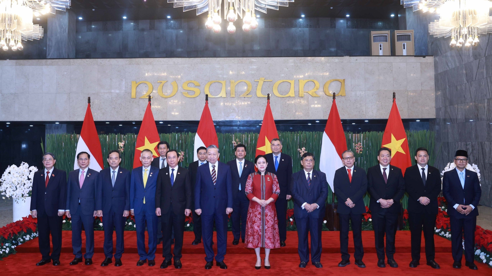 Tổng Bí thư Tô Lâm, Chủ tịch Hạ viện Indonesia Puan Maharani và các đại biểu chụp ảnh chung. (Ảnh: Thống Nhất/TTXVN)