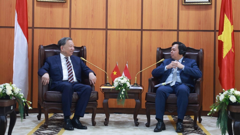 Tổng Bí thư Tô Lâm gặp Chủ tịch Thượng viện Indonesia Sultan Bachtiar Najamudin. (Ảnh: Thống Nhất/TTXVN)