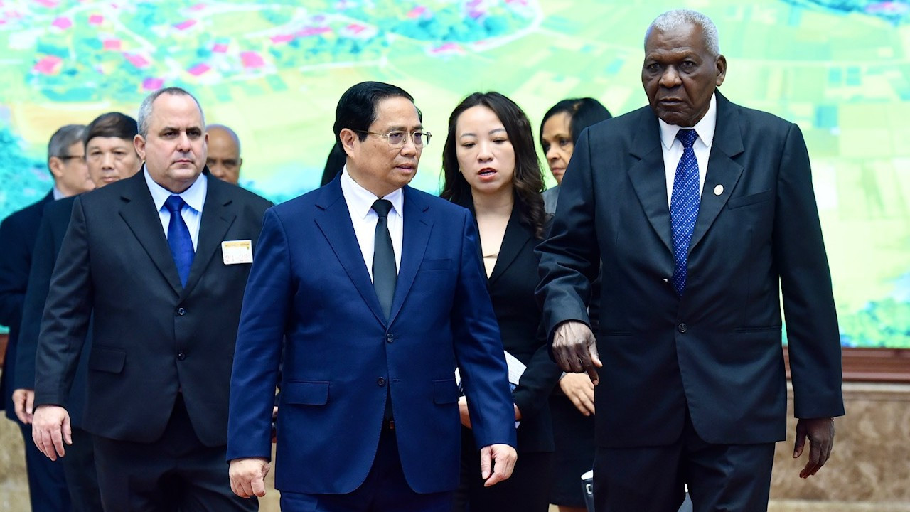 Thủ tướng Phạm Minh Chính tiễn Chủ tịch Quốc hội Cuba Esteban Lazo Hernandez.
