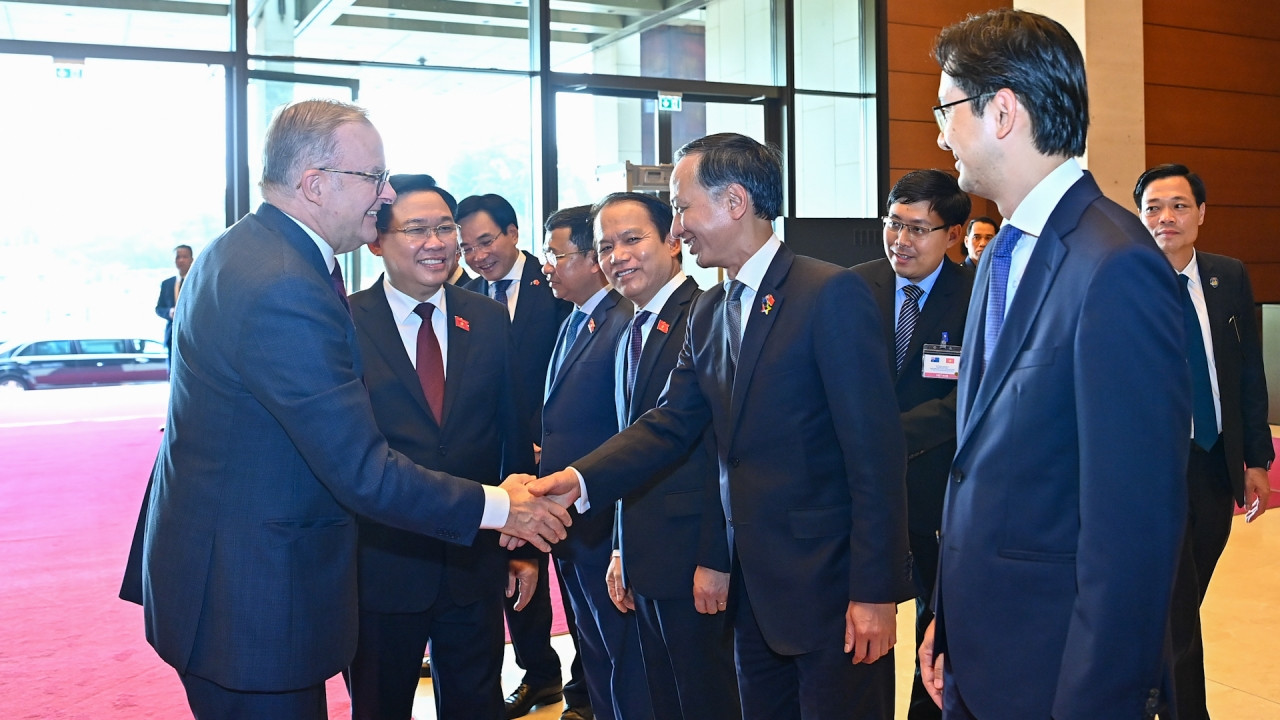 Chủ tịch Quốc hội Vương Đình Huệ giới thiệu với Thủ tướng Australia Anthony Albanese thành viên đoàn Việt Nam dự buổi tiếp.