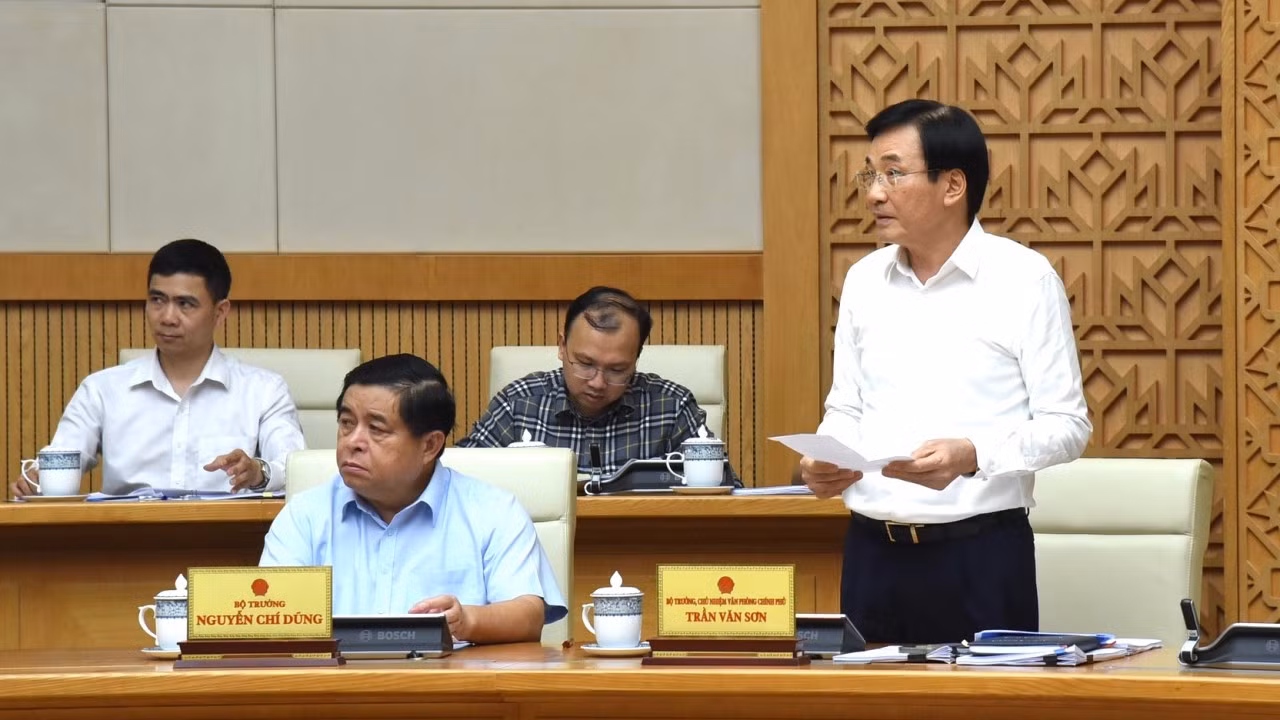 Bộ trưởng, Chủ nhiệm Văn phòng Chính phủ Trần Văn Sơn phát biểu.