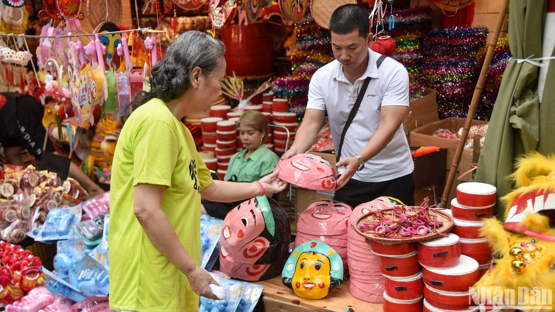 Cảnh mua bán diễn ra rất tấp nập vào những ngày này. Một tiểu thương cho biết giá cả của những mặt hàng đồ chơi vẫn giữ nguyên ở mức ổn định giống như năm ngoái.