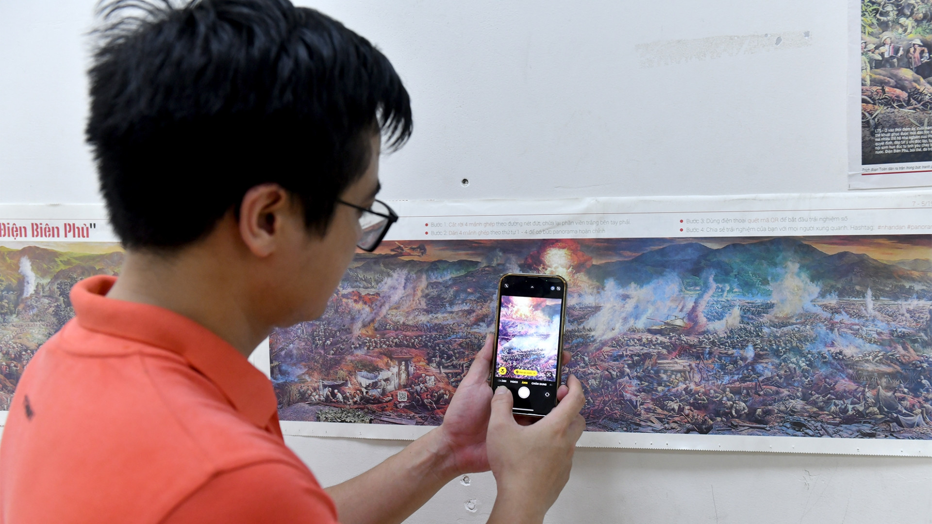 Những người yêu thích công nghệ có thể trải nghiệm tương tác bằng cách dùng điện thoại quét các mã QR trên tranh hoặc tải ứng dụng xem hình ảnh chuyển động bằng công nghệ thực tế tăng cường (AR).