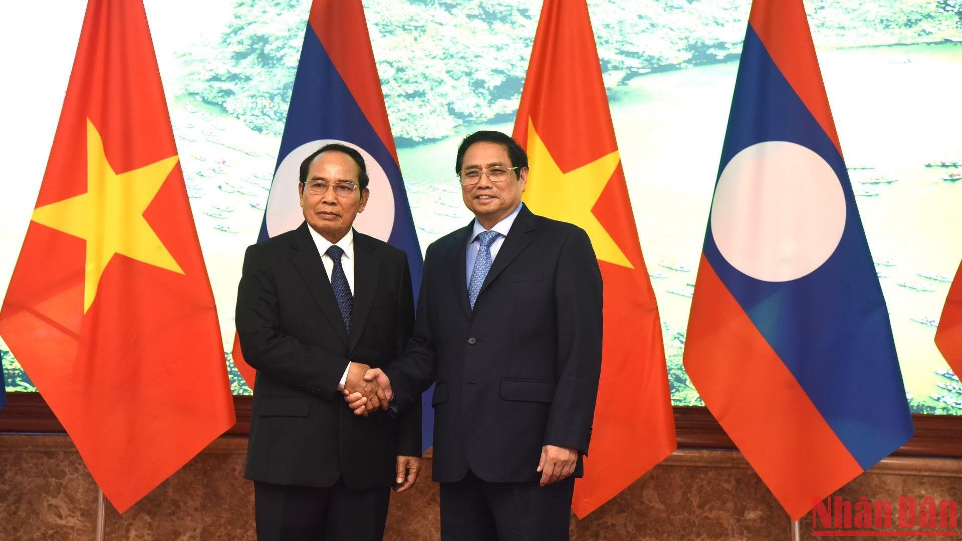 Thủ tướng Chính phủ Phạm Minh Chính và đồng chí Bounthong Chitmany, Ủy viên Bộ Chính trị, Thường trực Ban Bí thư Đảng nhân dân cách mạng Lào, Phó Chủ tịch nước CHDCND Lào. (Ảnh: Trần Hải)