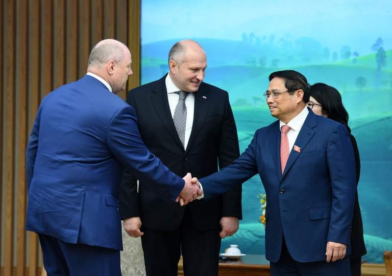 Thủ tướng Phạm Minh Chính đón các thành viên đi cùng ông Alexander Kurenkov, Bộ trưởng Bộ Tình trạng khẩn cấp Liên bang Nga.