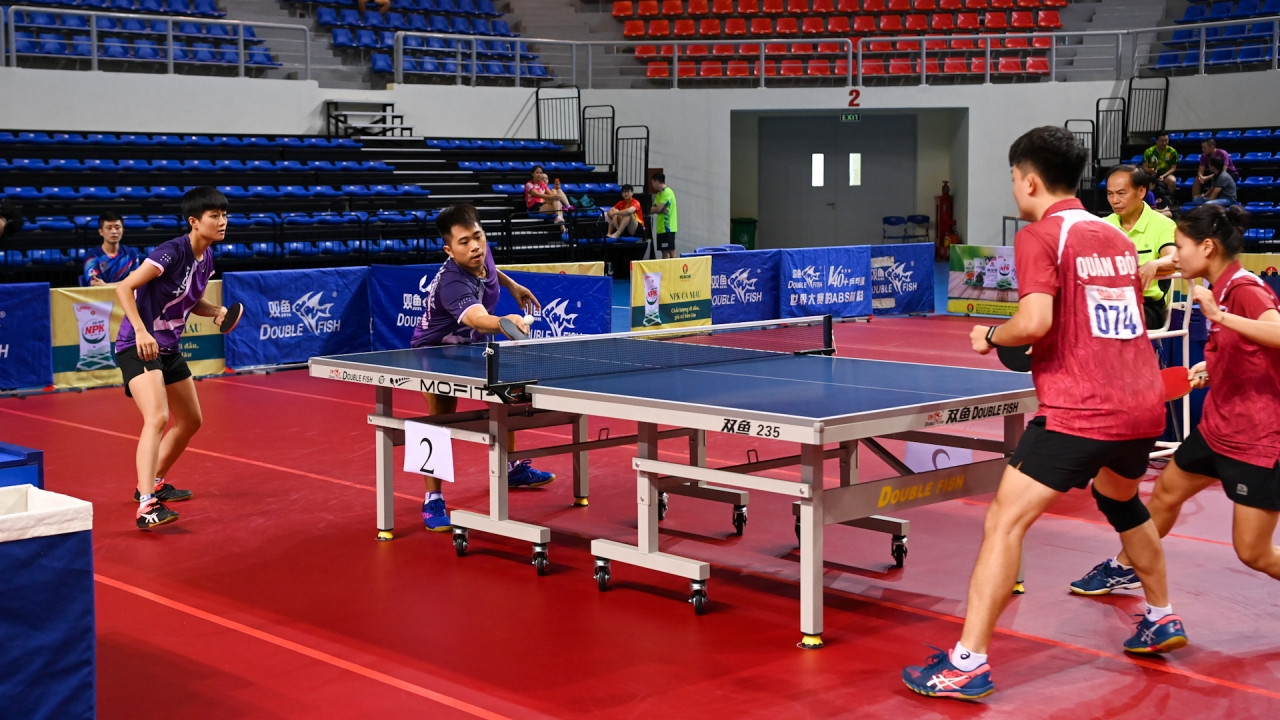 Hai séc đầu tiên trong trận tứ kết giữa Nguyễn Đức Tuân-Bùi Ngọc Lan (Hải Dương-Long Hải) gặp Bùi Thế Nghĩa-Vũ Hoài Thanh diễn ra với lợi thế nghiêng về cặp đôi Hải Dương-Long Hải với tỷ số lần lượt là 11-6 và 11-8.