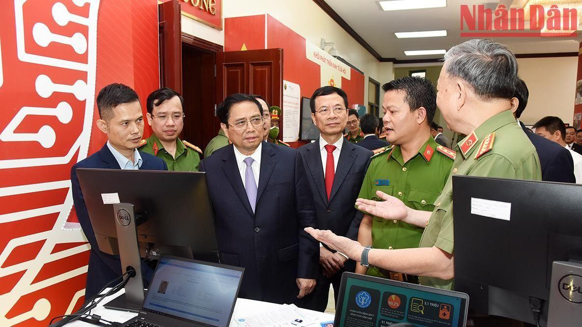 Thủ tướng Chính phủ Phạm Minh Chính và các đại biểu tham quan các sản phẩm trưng bày công nghệ chuyển đổi số.