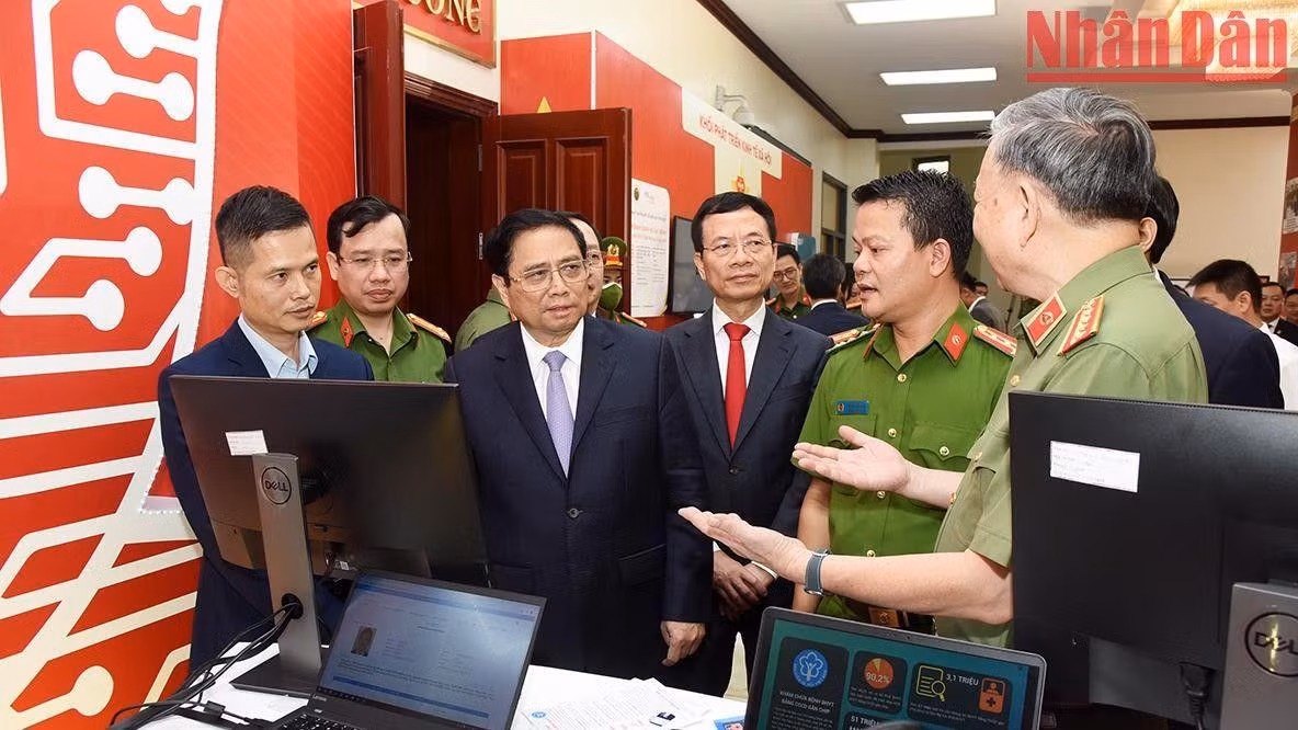 Thủ tướng Chính phủ Phạm Minh Chính và các đại biểu tham quan các sản phẩm trưng bày công nghệ chuyển đổi số.