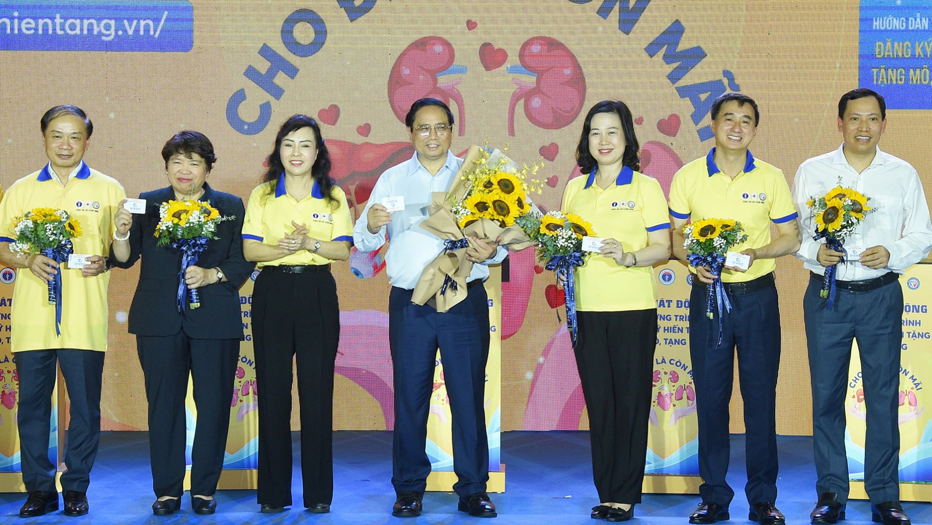 Chủ tịch Hội vận động hiến tặng mô tạng, bộ phận cơ thể người Việt Nam trao cho Thủ tướng thẻ đăng ký hiến tặng mô, tạng.