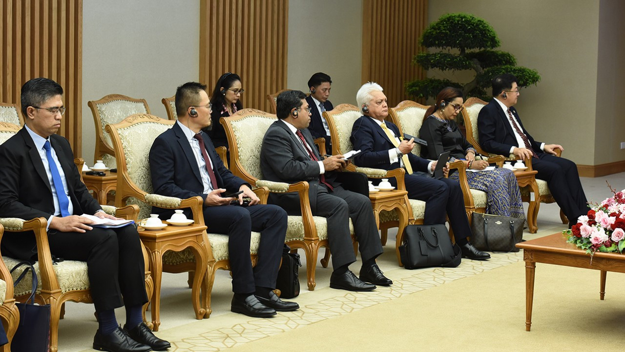 Các thành viên đi cùng Bộ trưởng Đầu tư, Thương mại và Công nghiệp Malaysia Zafrul Abdul Aziz tham dự buổi tiếp.