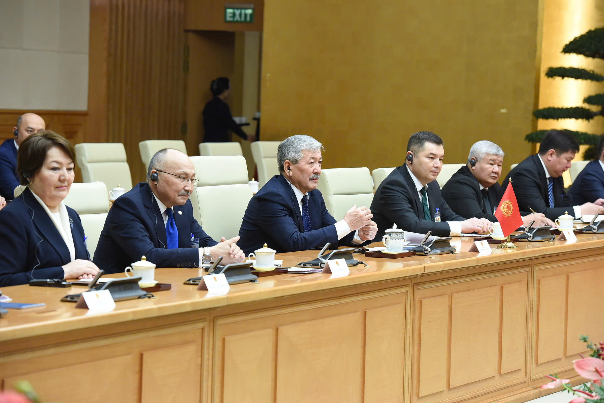 Thủ tướng Kyrgyzstan Adylbek Kasymaliev và các thành viên Chính phủ hội đàm với Thủ tướng Phạm Minh Chính.