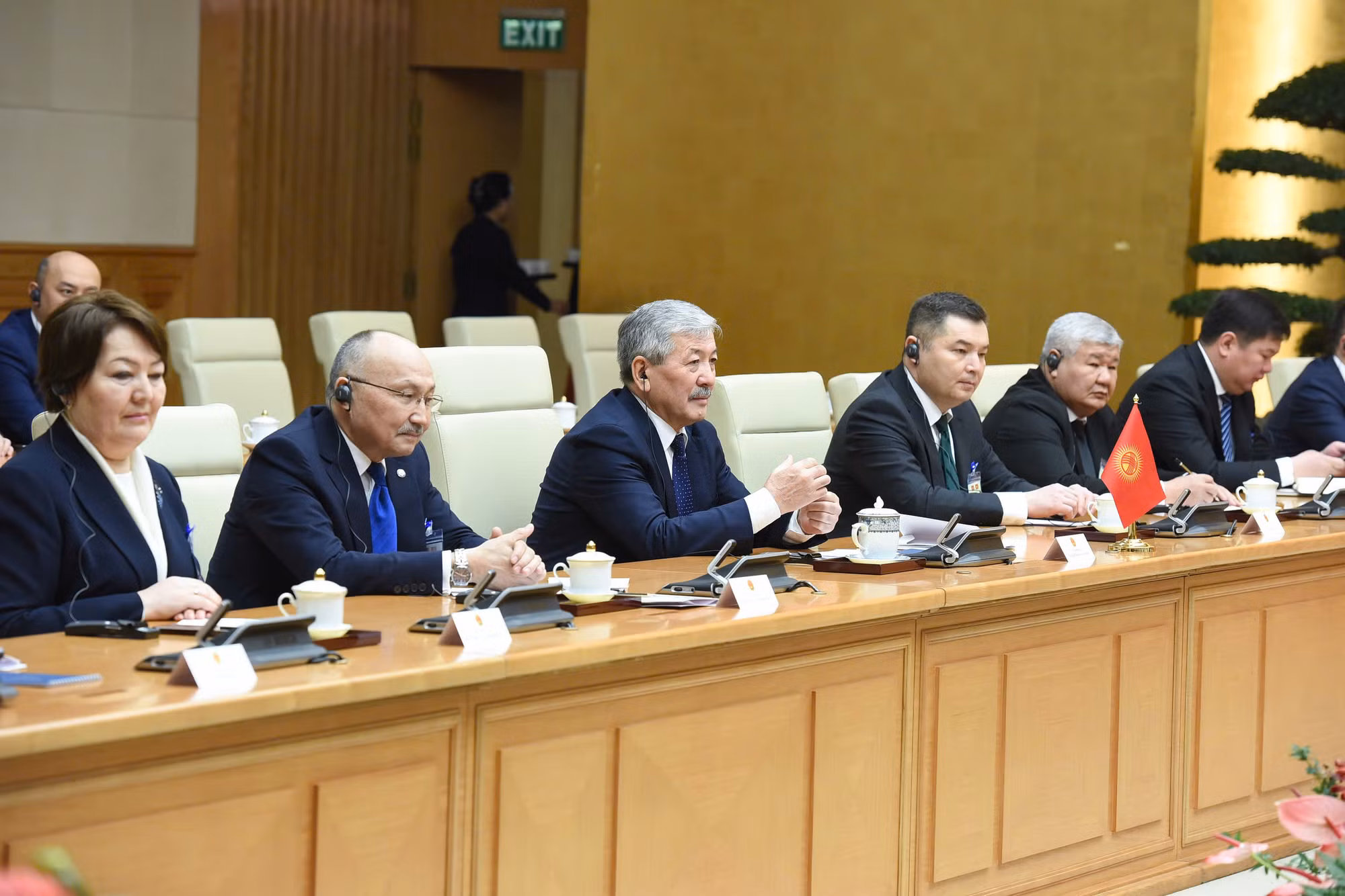 Thủ tướng Kyrgyzstan Adylbek Kasymaliev và các thành viên Chính phủ hội đàm với Thủ tướng Phạm Minh Chính.