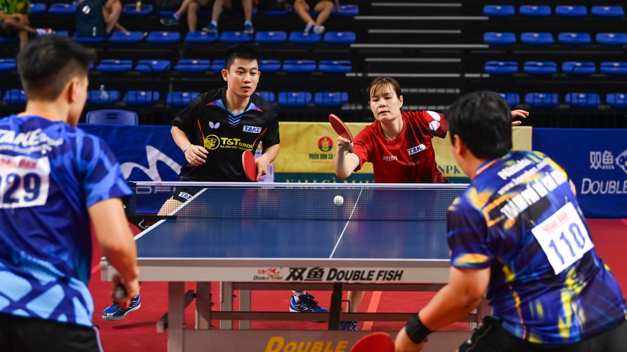 Trận đấu tứ kết giữa cặp đôi Lê Đình Đức-Nguyễn Thị Nga gặp Nguyễn Anh Tú-Mai Hoàng Mỹ Trang diễn ra hấp dẫn ngay từ những pha bóng đầu tiên; hai cặp đôi so kè, bám đuổi từng điểm số.