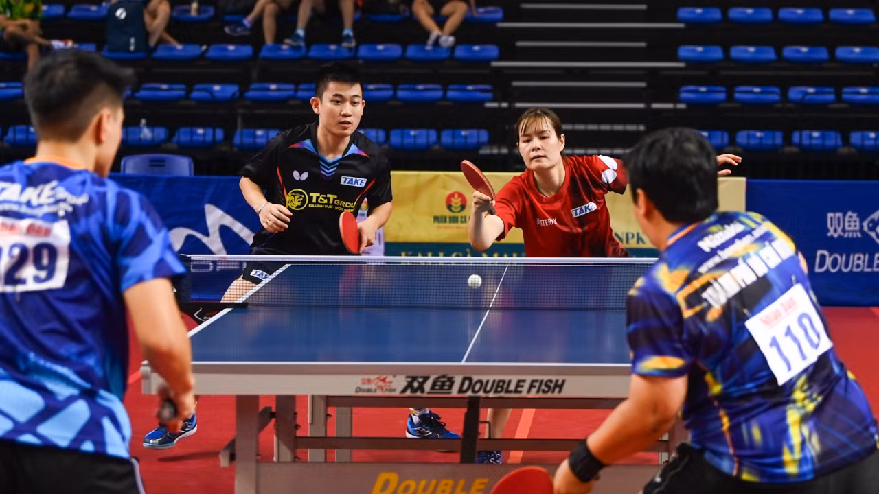 Trận đấu tứ kết giữa cặp đôi Lê Đình Đức-Nguyễn Thị Nga gặp Nguyễn Anh Tú-Mai Hoàng Mỹ Trang diễn ra hấp dẫn ngay từ những pha bóng đầu tiên; hai cặp đôi so kè, bám đuổi từng điểm số.