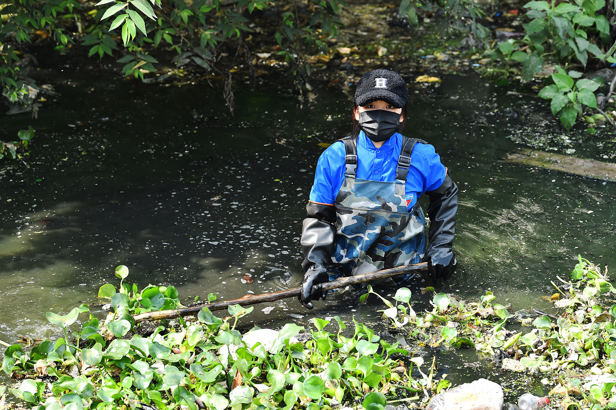 Mỗi buổi đi dọn rác đều có rất nhiều các thành viên mới nhưng họ đều tích cực tham gia và sẵn sàng đảm nhận những việc khó như vớt rác dưới sông, dùng gậy để gom rác từ xa vào gần để các thành viên khác thu gom vào túi trước khi kéo lên bờ. Mỗi buổi đi dọn rác đều có rất nhiều các thành viên mới nhưng họ đều tích cực tham gia và sẵn sàng đảm nhận những việc khó như vớt rác dưới sông, dùng gậy để gom rác từ xa vào gần để các thành viên khác thu gom vào túi trước khi kéo lên bờ.