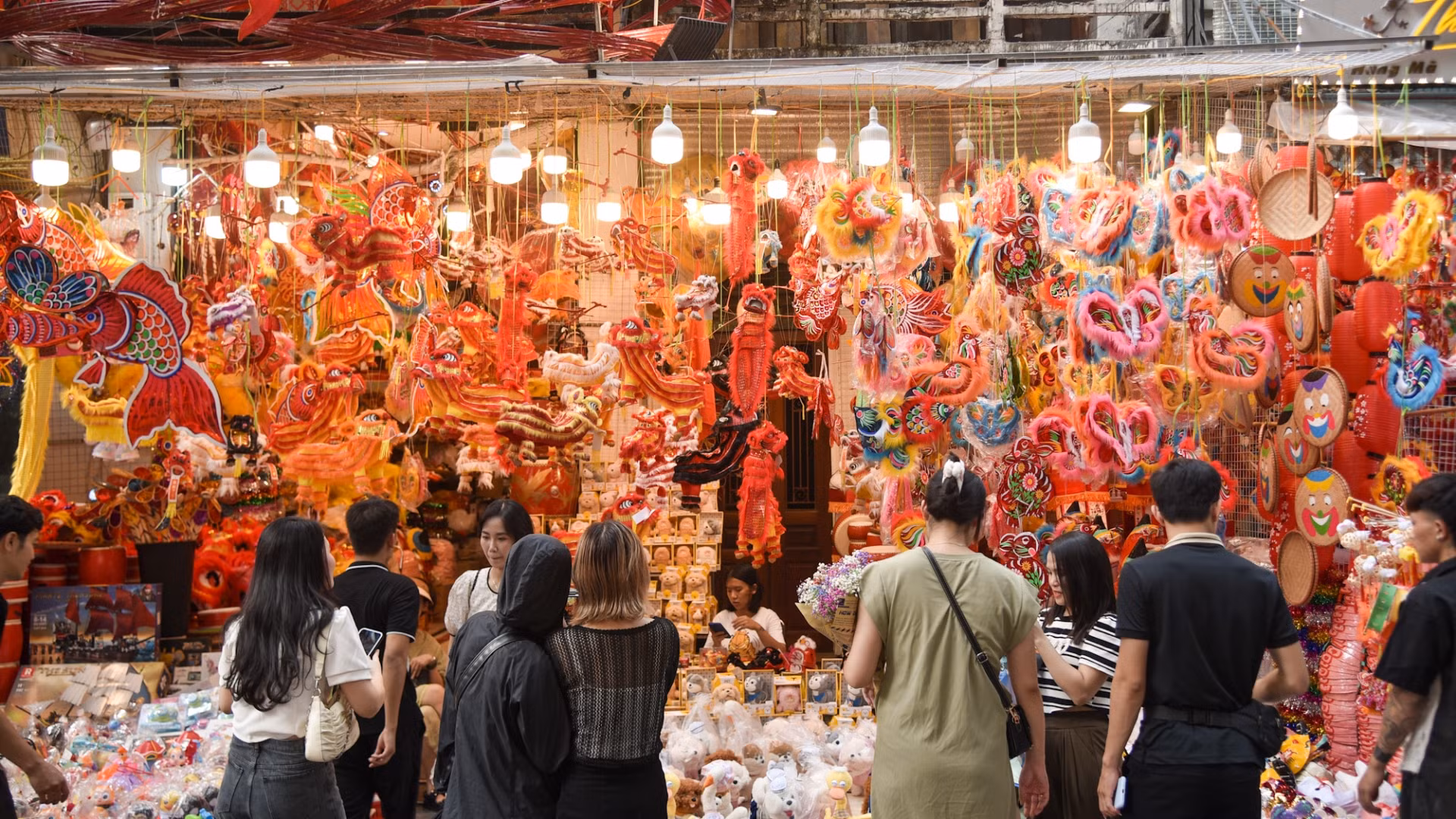 Sự náo nhiệt và rực rỡ của phố Hàng Mã khi vào mùa Trung thu là một hình ảnh quen thuộc đối với mọi người con của Thủ đô Hà Nội.