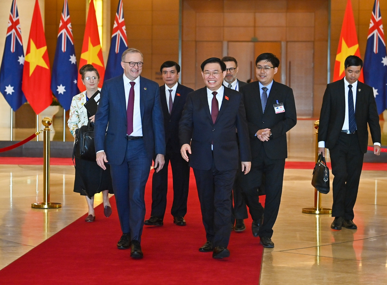 Chủ tịch Quốc hội Vương Đình Huệ trao đổi với Thủ tướng Australia Anthony Albanese sau khi kết thúc buổi tiếp.