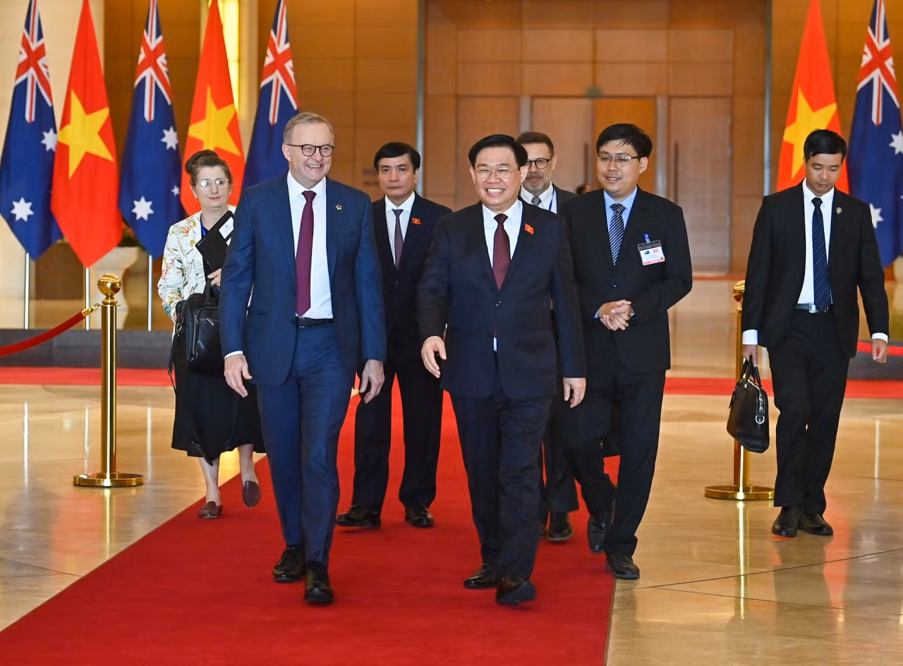 Chủ tịch Quốc hội Vương Đình Huệ trao đổi với Thủ tướng Australia Anthony Albanese sau khi kết thúc buổi tiếp.