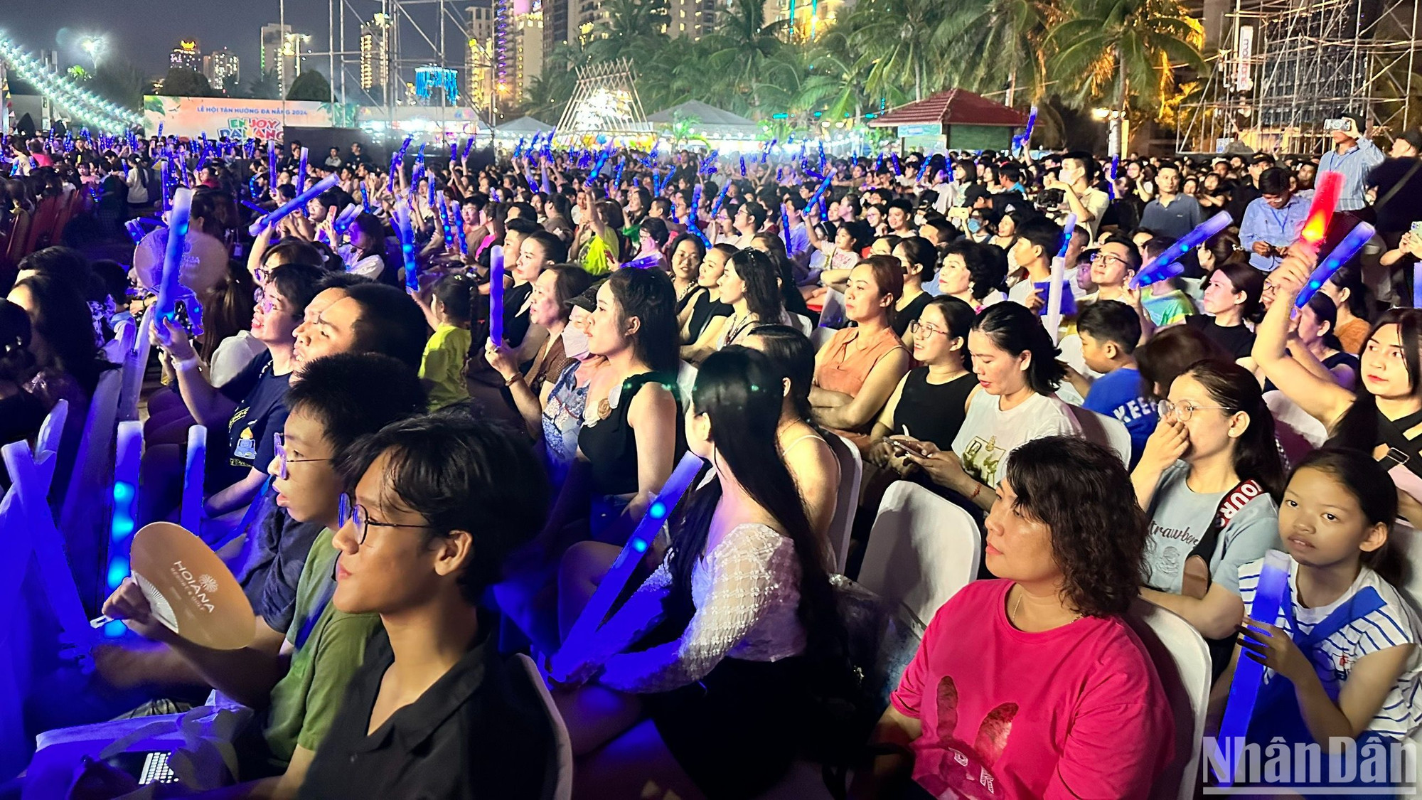 Hàng vạn người dân, du khách chật kín trong khán đài. (Ảnh: ANH ĐÀO) Hàng vạn người dân, du khách chật kín trong khán đài. (Ảnh: ANH ĐÀO)