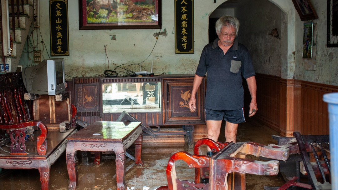 Một số hộ trong khu vực ngập nặng vẫn chưa được về nhà.