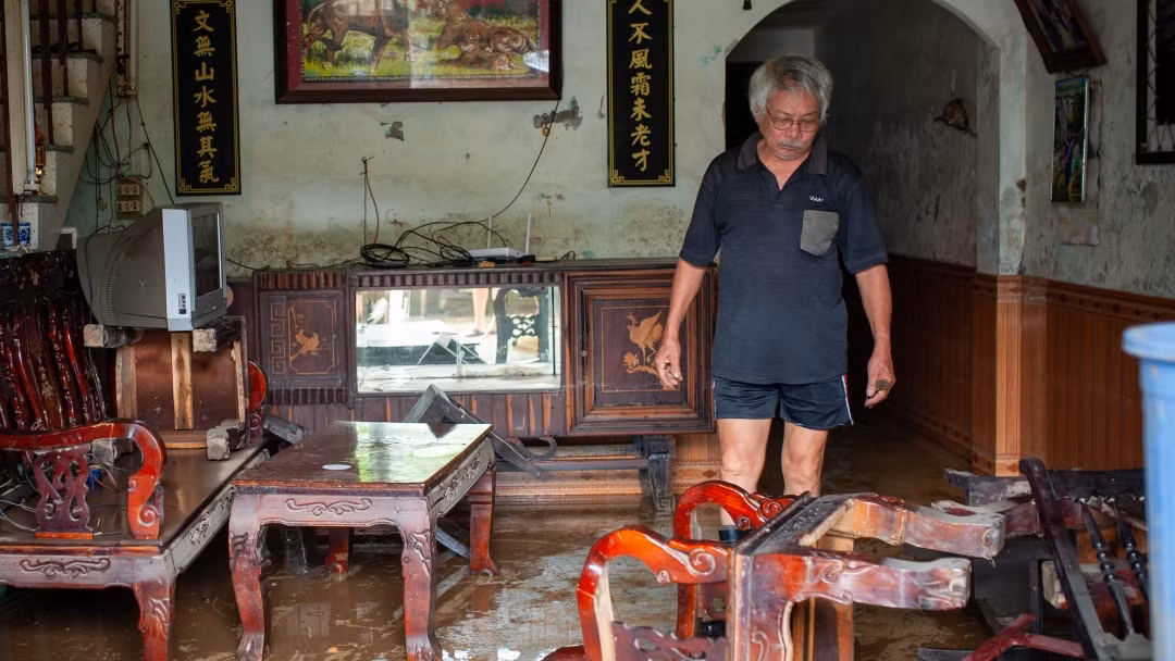 Một số hộ trong khu vực ngập nặng vẫn chưa được về nhà.