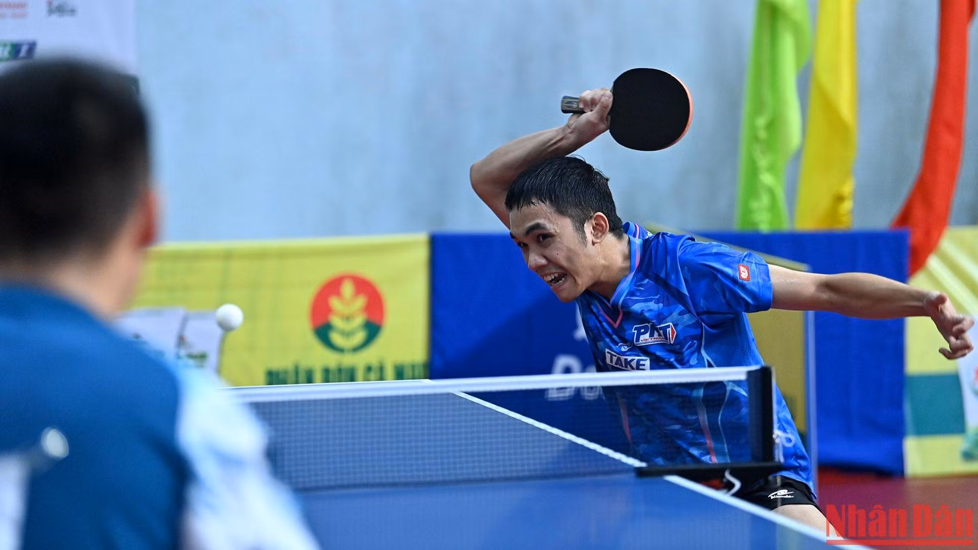 Cú giật bóng thuận tay dũng mãnh của tay vợt Đinh Anh Hoàng trong trận đấu tứ kết đơn nam gặp Lê Tiến Đạt. Đây là một trong những trận đấu gay cấn và kịch tính nhất tại giải năm nay. (Ảnh: Duy Linh)