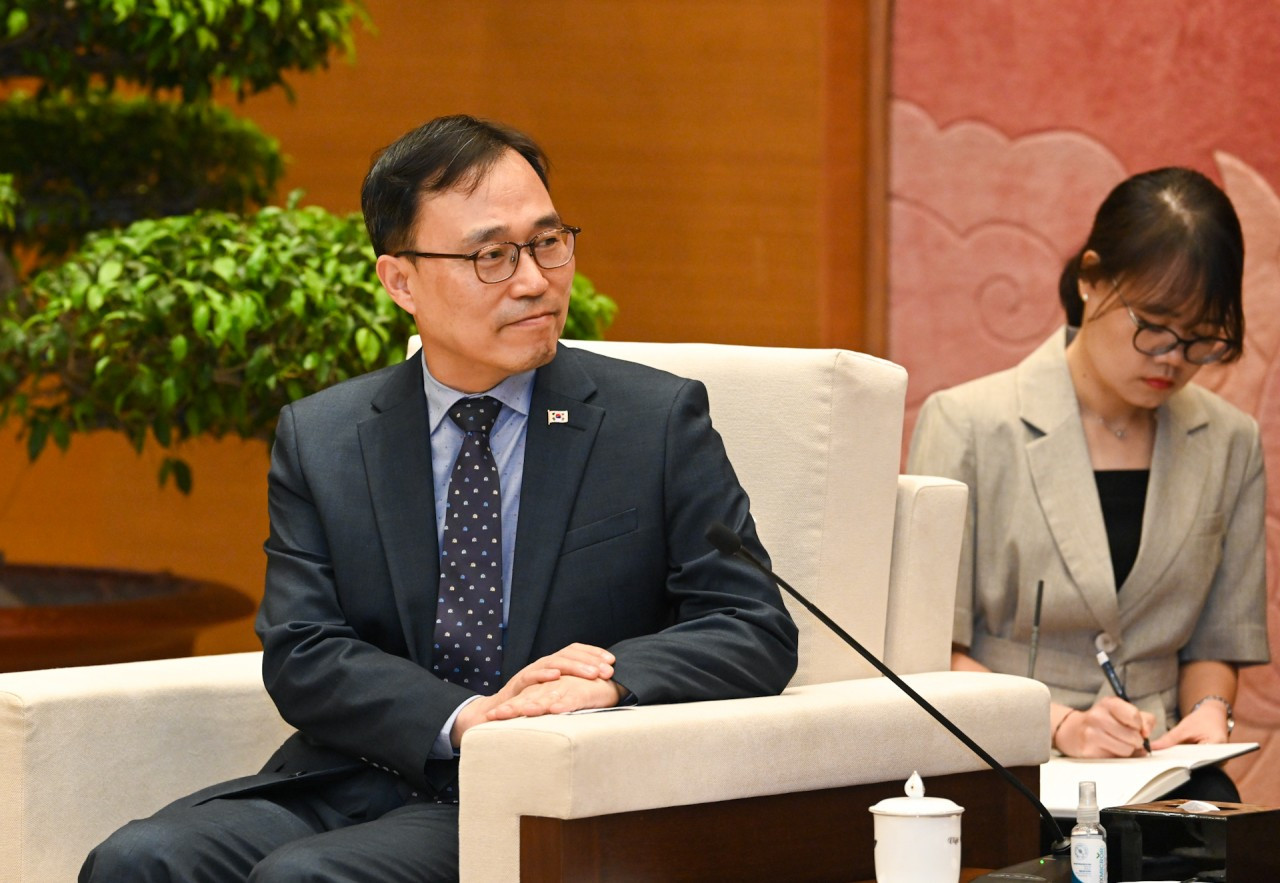 Đại sứ Hàn Quốc Choi Young Sam phát biểu tại cuộc tiếp.