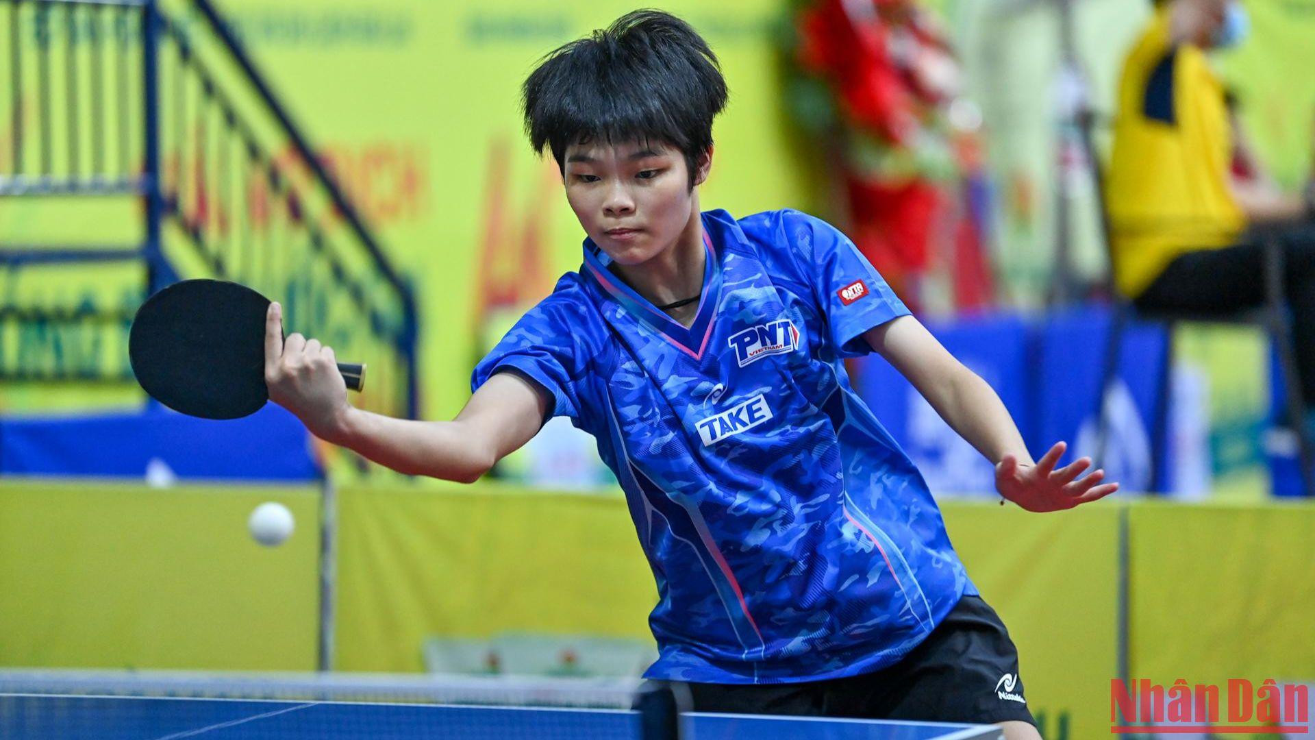 Lọt vào vòng 16 tay vợt nữ mạnh nhất giải, Hạnh Ngân chỉ chịu dừng bước khi gặp tay vợt kỳ cựu Phan Hoàng Tường Giang.