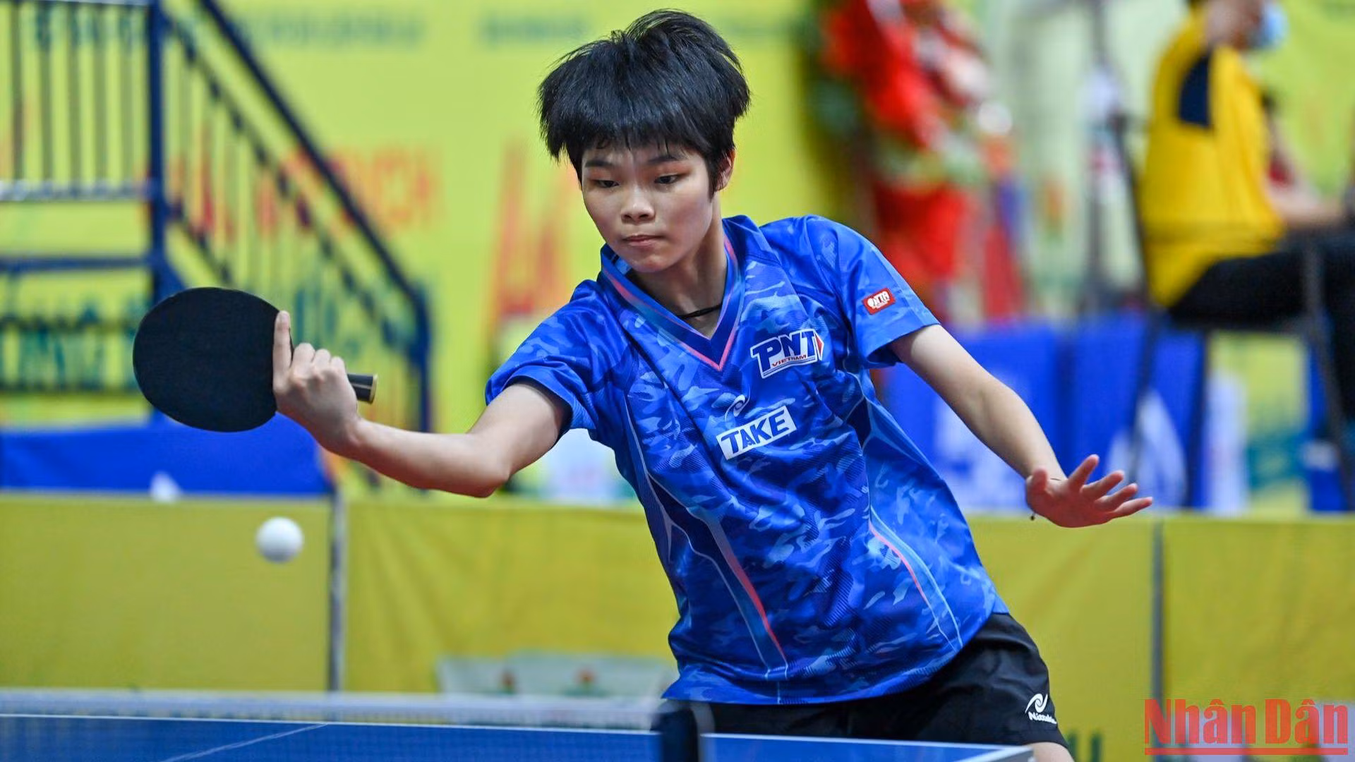 Lọt vào vòng 16 tay vợt nữ mạnh nhất giải, Hạnh Ngân chỉ chịu dừng bước khi gặp tay vợt kỳ cựu Phan Hoàng Tường Giang.