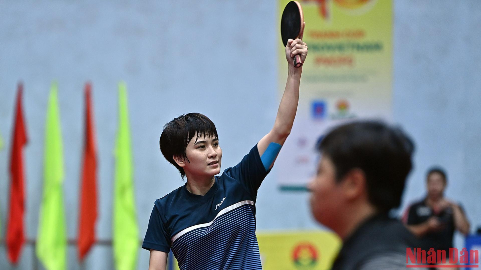 Vận động viên Nguyễn Khoa Diệu Khánh hướng về các cổ động viên trên khán đài sau khi giành chức vô địch đơn nữ đầu tiên. (Ảnh: Duy Linh)