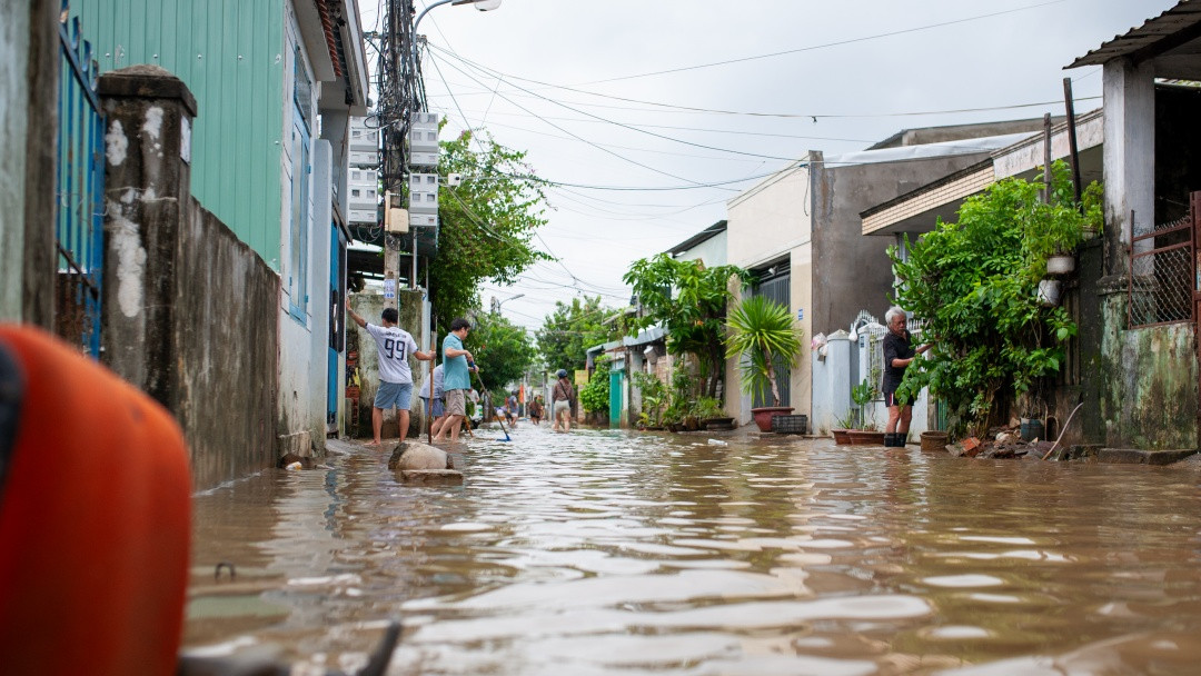 Đi sâu vào kiệt 138 Hoàng Văn Thái (số đường cũ khu vực Mẹ Suốt), tại con hẻm 74, gần như nhà nào trong hẻm này cũng nhọc nhằn quét nước, đẩy bùn cả trong nhà và ngoài đường. Theo lời của một số hộ dân bám trụ trong đêm mưa lớn, vị trí này bị ngập đến hơn 1m. Dù đã có sự chủ động và thông tin từ sớm, nhưng nhiều người cũng không kịp trở tay ứng phó.