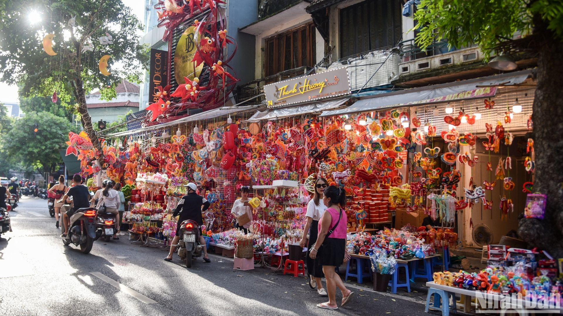 Nhắc đến Trung thu, không thể không nhắc đến phố Hàng Mã. Nơi đây đã được trang hoàng rực rỡ đầy màu sắc với đa dạng các sản phẩm thủ công truyền thống lẫn hiện đại. Dọc cả tuyến phố, những cửa hàng bán đồ chơi Trung thu mang lại vẻ đẹp rất riêng mỗi khi Rằm tháng 8 cận kề.