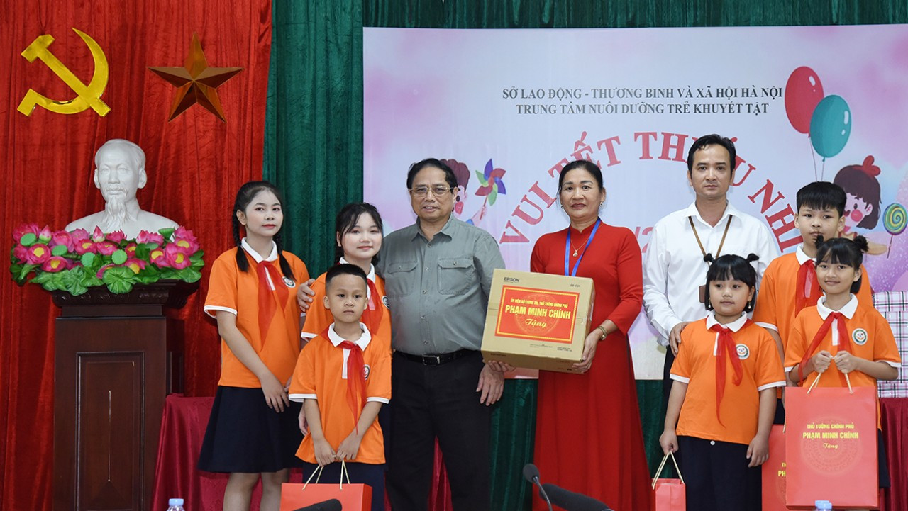 Thủ tướng tặng quà cho giáo viên và các cháu học sinh đang học tại Trung tâm.