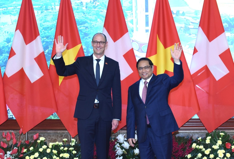 Thủ tướng Phạm Minh Chính và Chủ tịch Hội đồng Quốc gia Liên bang Thụy Sĩ Martin Candinas vẫy chào các cơ quan thông tấn, báo chí.